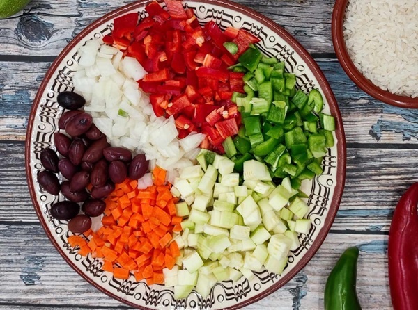 Рис с овощами — это всегда вкусно, а летом — вкусно вдвойне: свежие разнообразные овощи делают этот гарнир действительно замечательным. Я использую два вида перца лук, морковь, оливки, кабачки.-2