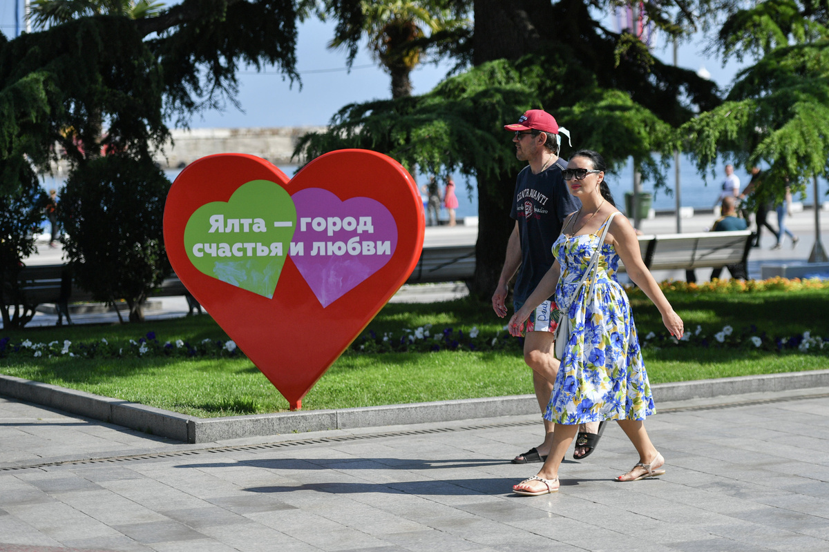 Туристы на набережной в Ялте // Туристический портал Республики Крым, Константин Крестьянинов