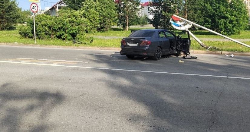    В Лангепасе лихач на иномарке врезался в опору ЛЭП