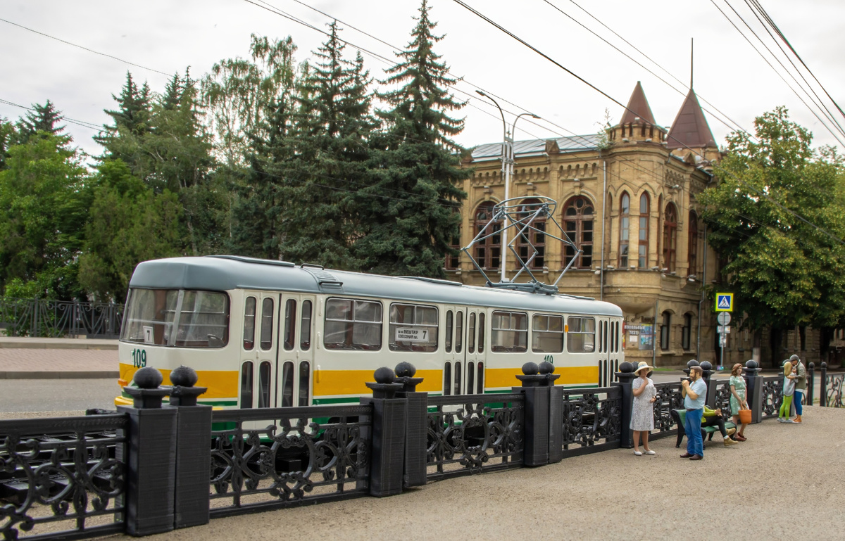 Проспект Кирова. Модель трамвая Татра Т3, производитель Vector-models. Масштаб 1:43.