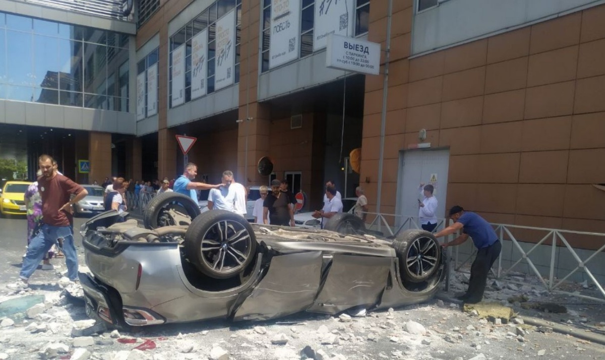 Вдавил педаль в пол, потому что выбрала не его, а мужа: новые подробности в  деле рухнувшей с парковки BMW в Краснодаре | МК в Красноярске | Дзен