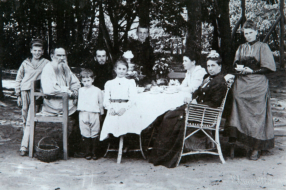 Семья Толстых за чаем