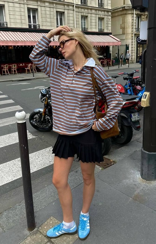 Этот стиль черпает вдохновение из классической одежды для тенниса, объединяя спортивную функциональность с шикарным и элегантным внешним видом