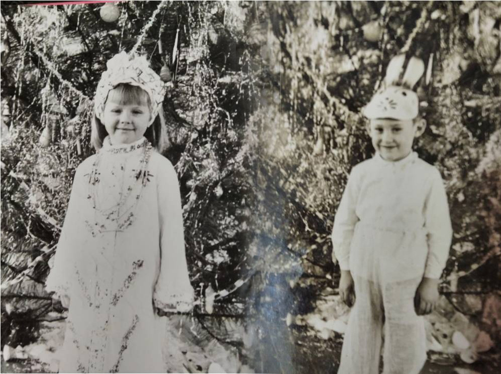 С детства их называли жених и невеста.