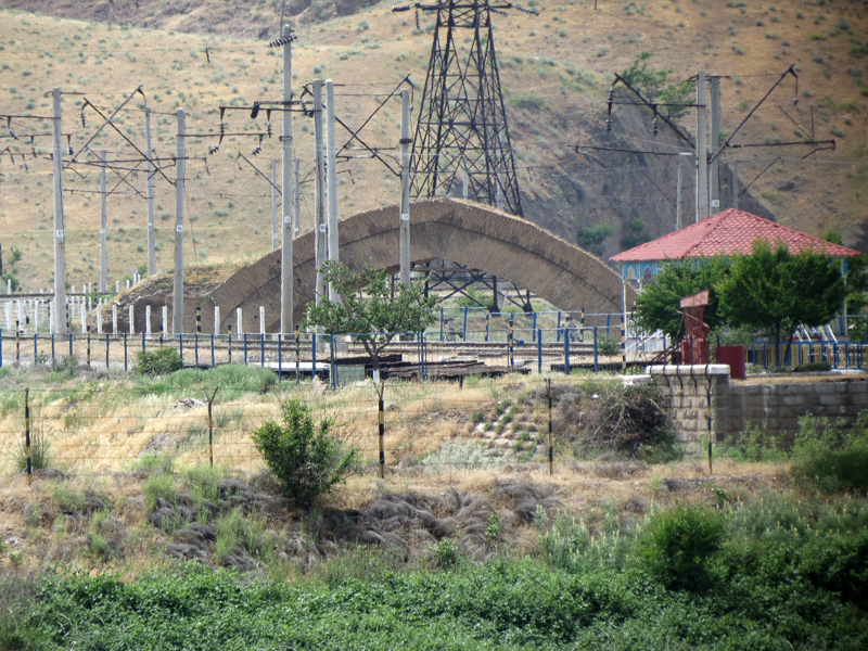 За сопкой Чупан-Ата у выезда на Ташкент по Зерафшану проходит граница Самарканда - железная дорога огибает сопку с севера, а шоссе проходит с юга сквозь её отрог.-2