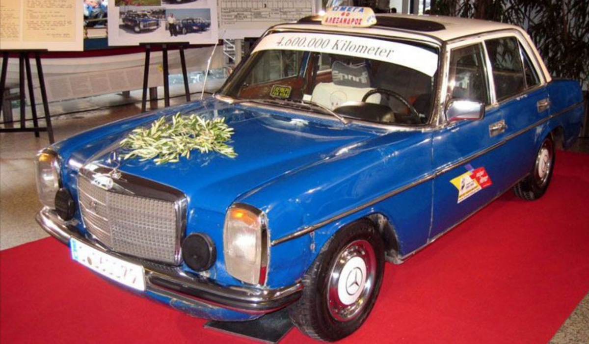 Рекордсмен Mercedes-Benz 240D 1978 года выпуска с пробегом около 4,6 млн километров 