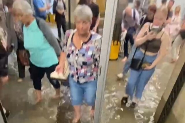    Вестибюль метро на площади Восстания: люди разуваются, воды - по щиколотку Фото: Скриншот из видео