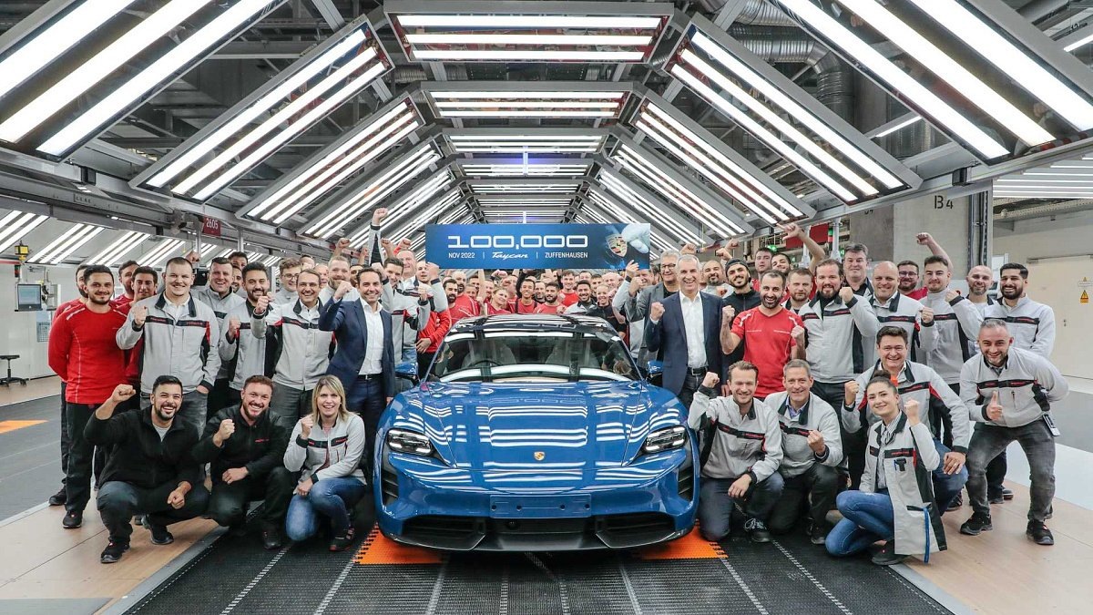 Завод в Цуффенхаузене планируется перевести на односменный режим работы из-за того, что спрос на Porsche Taycan оказался ниже, чем ожидалось.