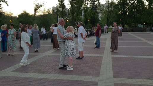 Попали на элегантную дискотеку в парке Победы в Белгороде