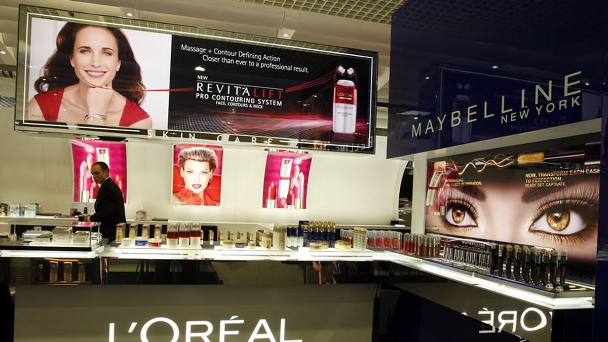 "Этот стенд доказывает, что L'Oréal и Maybelline берут красоту так серьезно, что даже посетители в магазине начинают чувствовать себя моделями!" 