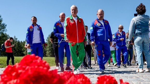    Дмитрий Сычев (первый слева) в Хатыни.пресс-служба РФС