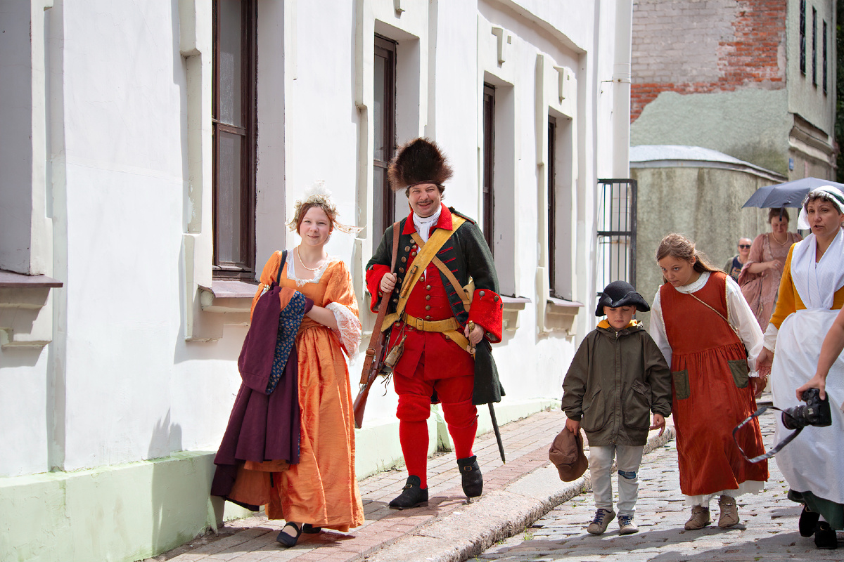 На улочках Выборга. А легко представить жизнь в средневековом городе, правда? Очень естественно выглядят.
