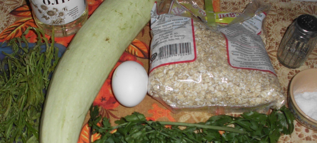Продукты для приготовления оладий из кабачков, овсянки, рукколы и петрушки. Личное фото автора канала Житейская проза