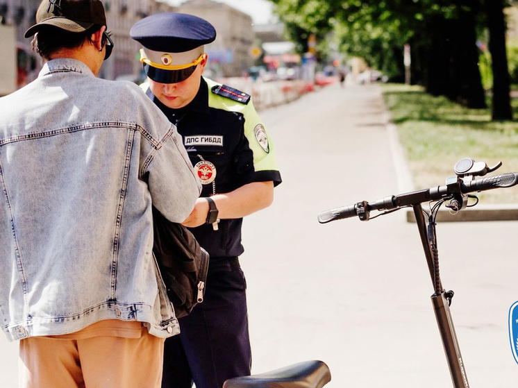     В Петербурге бдительно следят за тем, чтобы водители СИМ соблюдали ПДД. Фото: t.me/ugibdd78