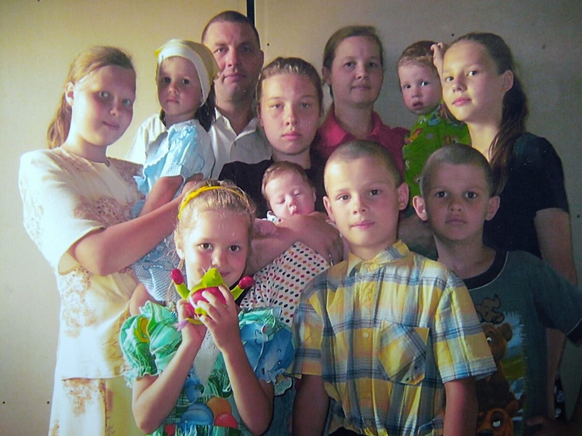Ольга и Александр Исайкины из Мордовии воспитывают 10 детей. Исайкины – большая и дружная семья, которая ведёт активный образ жизни и любит проводить время вместе.-2