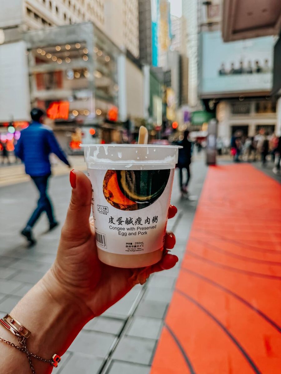 Для любителей поесть Congee на завтрак ( вековое яйцо+ свинина) В 7Eleven можно купить и разогреть. Интересно попробовать!