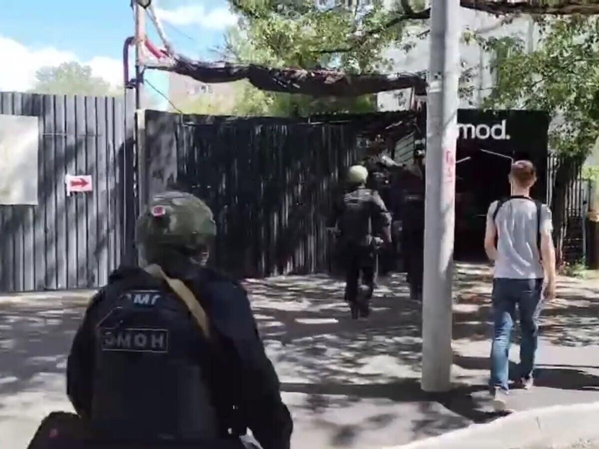    Задержание граждан Узбекистана, подозреваемых в изнасиловании сотрудницы "Матч ТВ"© Следственный комитет РФ