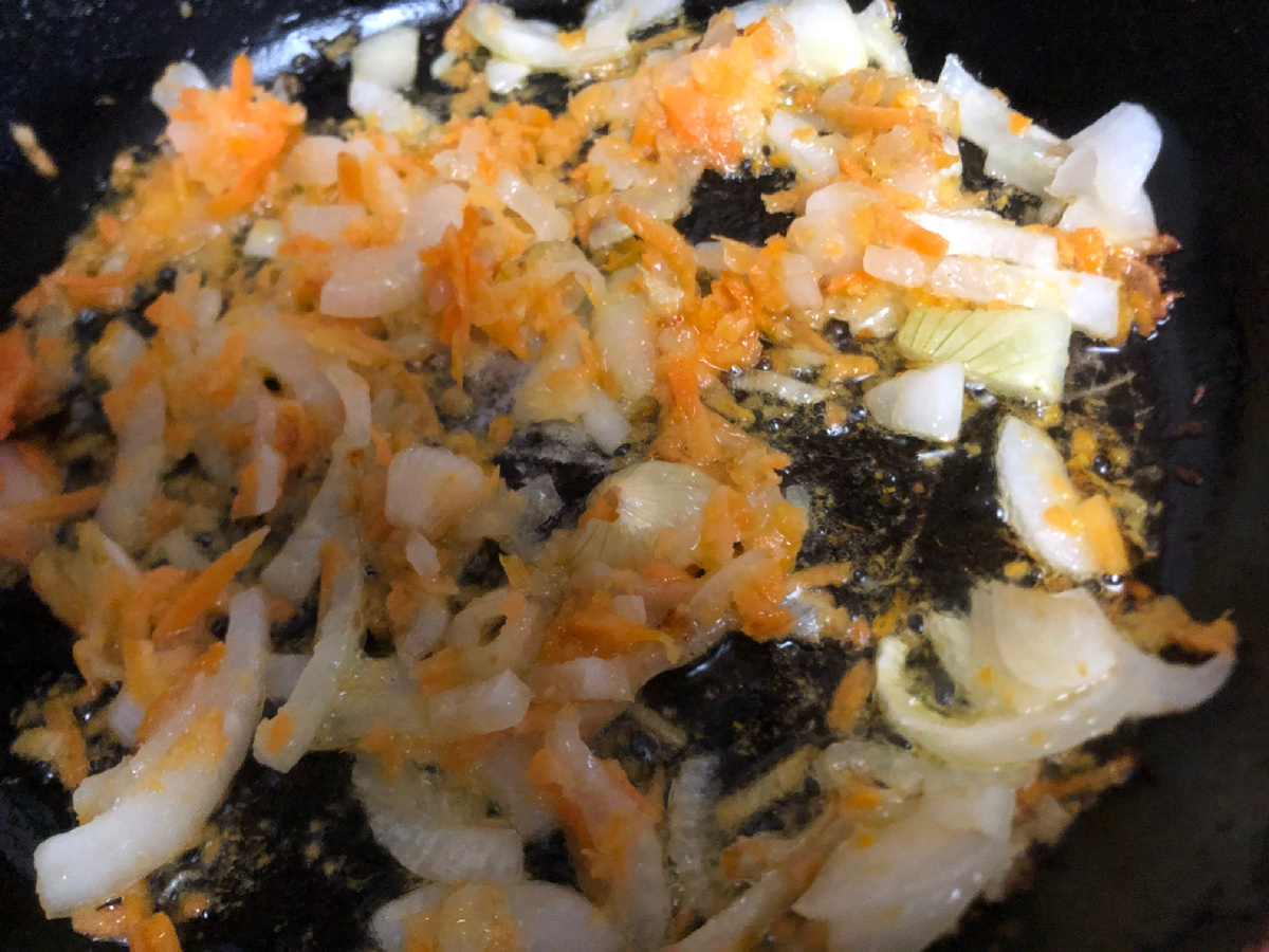 Обжариваем лук и морковь.