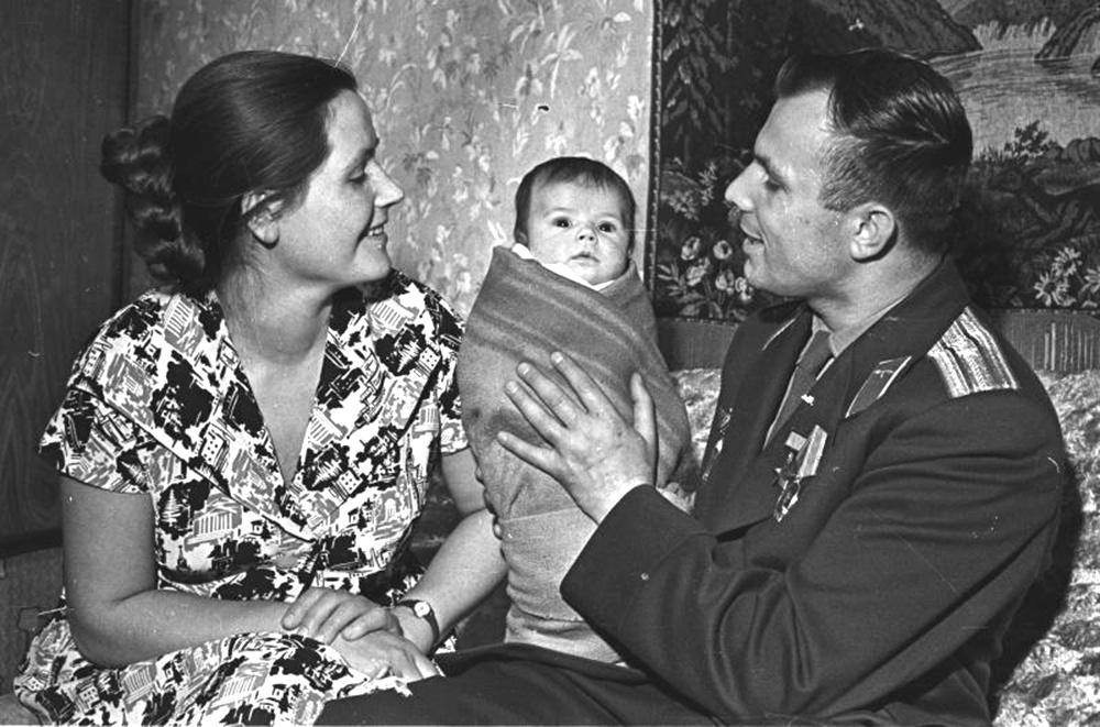 Гагарин с женой и младшей дочкой Галей, 1961 г . 