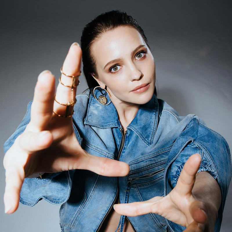 Юлия Хлынина в серьгах Lucky Move и кольце Glam'Azone, все Messika