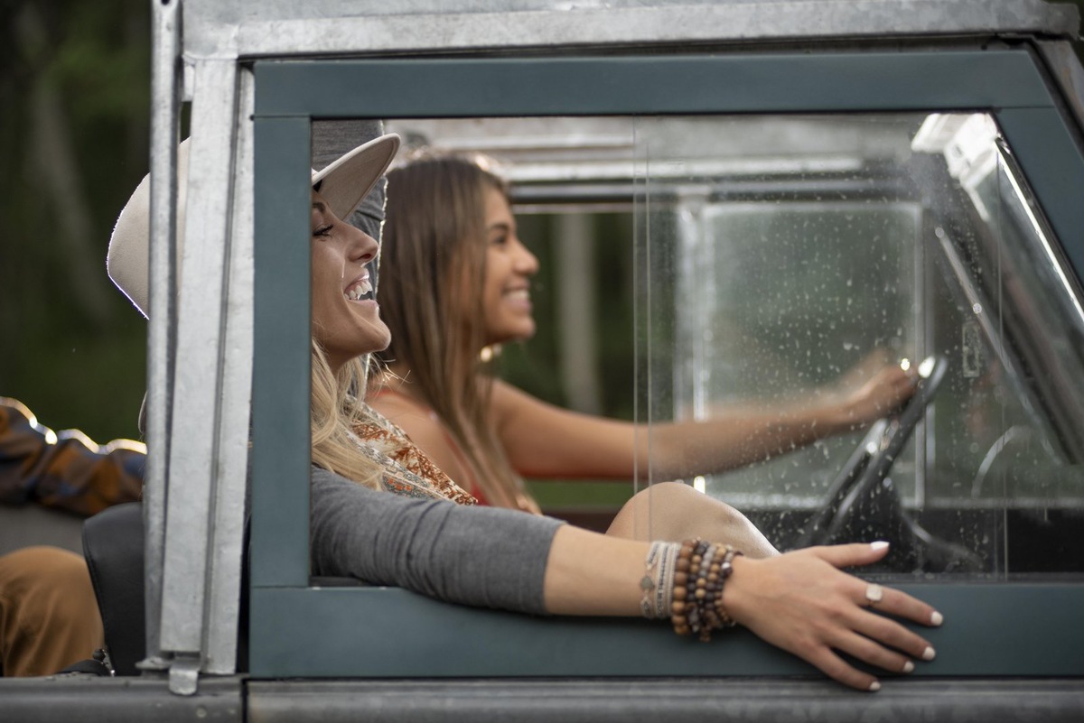 Некоторые водители и пассажиры уверены, что езда на машине с открытыми или приоткрытыми окнами может стать причиной заболеваний, в частности острых респираторных.
