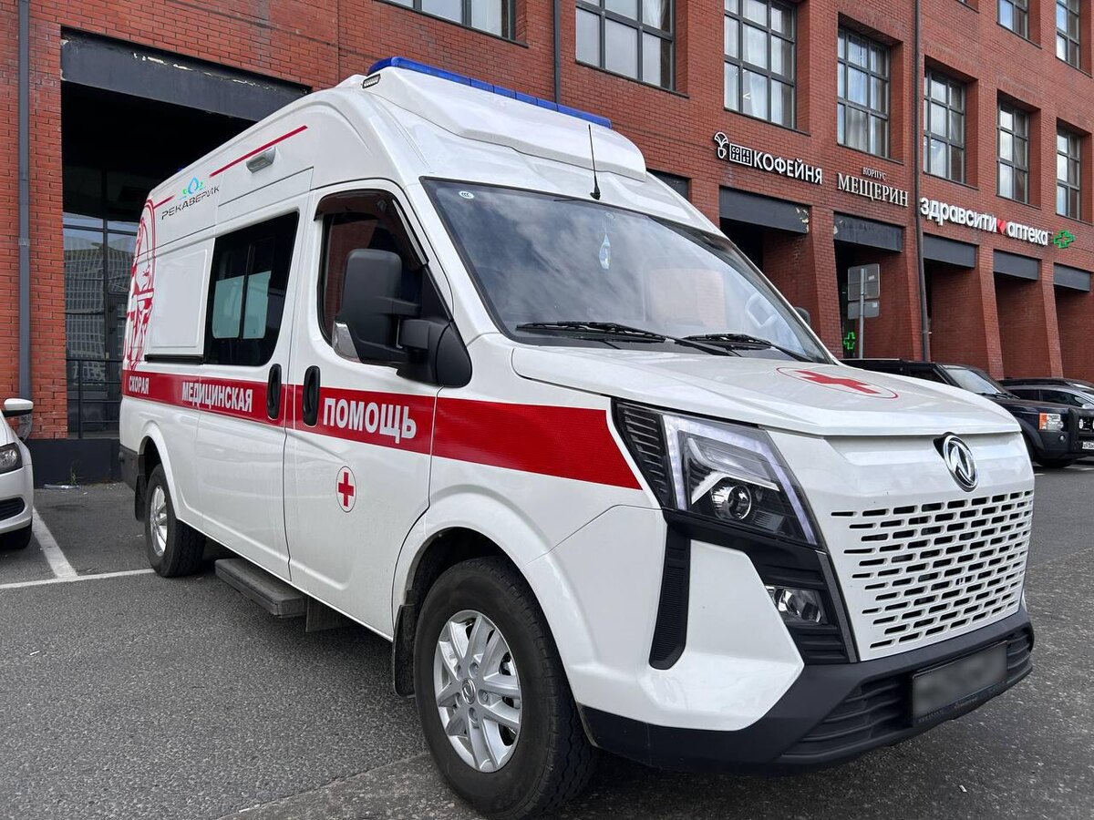 Машины скорой помощи из автопарка клиники "РЕКАВЕРИК" оборудованы всем необходимым для помощи пациентам