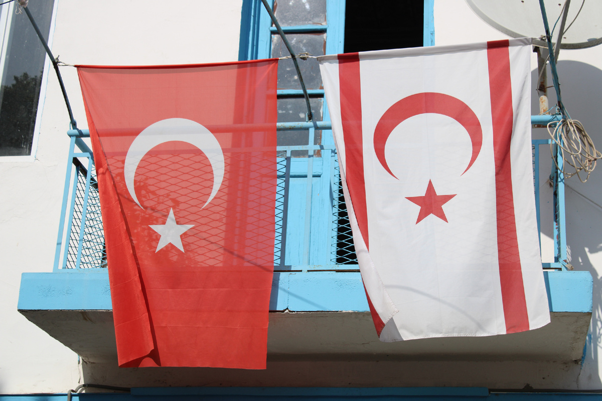 Два флага - одна страна