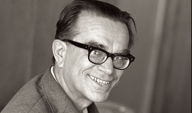 Сардоническая улыбка пациента, как бы говорит. Гы. Я ещё и не такое загнуть могу. Благо с меня никто не спросит. А очки с большими диоптриями, как бы, обязывают. Считаться умным. 