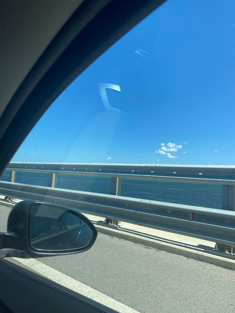 За ограждениями не очень видно море