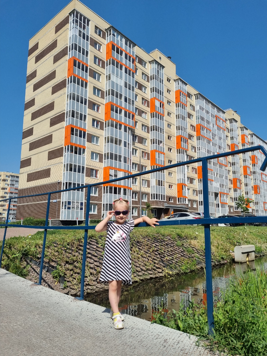 Ксюша у нашего дома