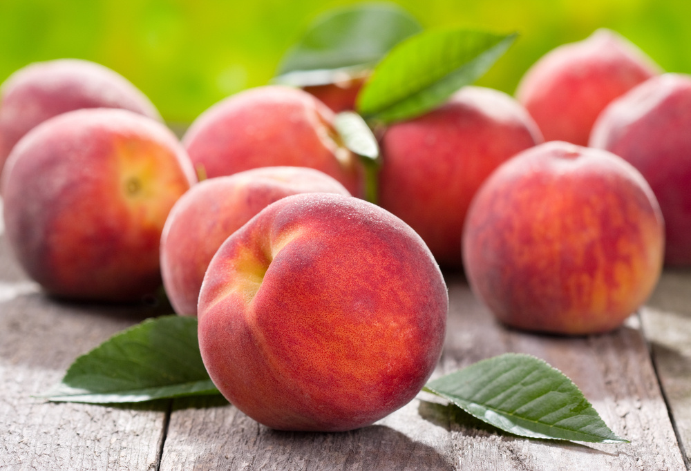 Стремитесь обрести гармонию с собой и окружающим миром? Ешьте больше персиков! Подробнее о пользе персиков для всех членов семьи расскажем в этой статье.