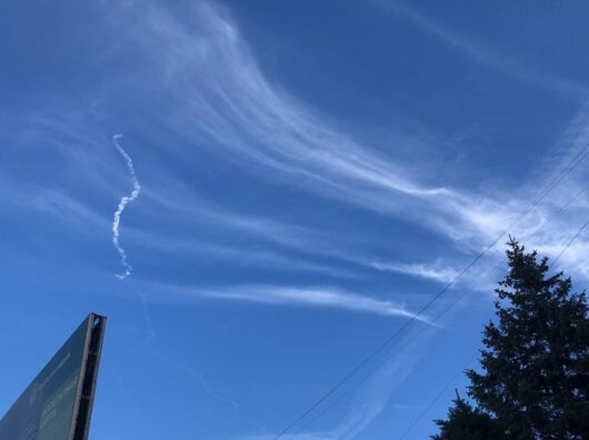    Инверсионные следы в небе после работы ПВО // фото: Тютина