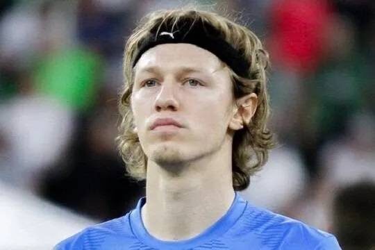    Вратарь Матвей Сафонов не хочет выплачивать почти 60 миллионов рублей долга по алиментам и просит сделать перерасчет