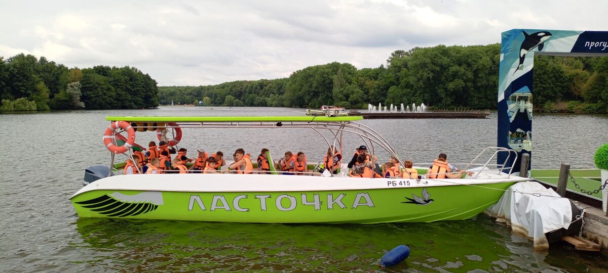 Мои катаются на катере в лагере