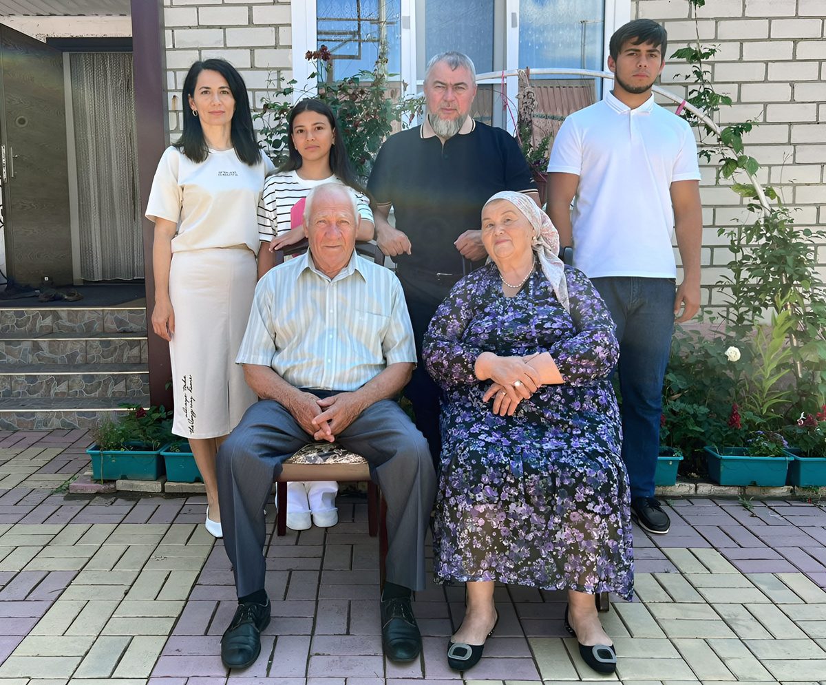 Муратбий и Валентина Есенакаевы являются примером для своих детей и внуков. Фото из семейного архива.