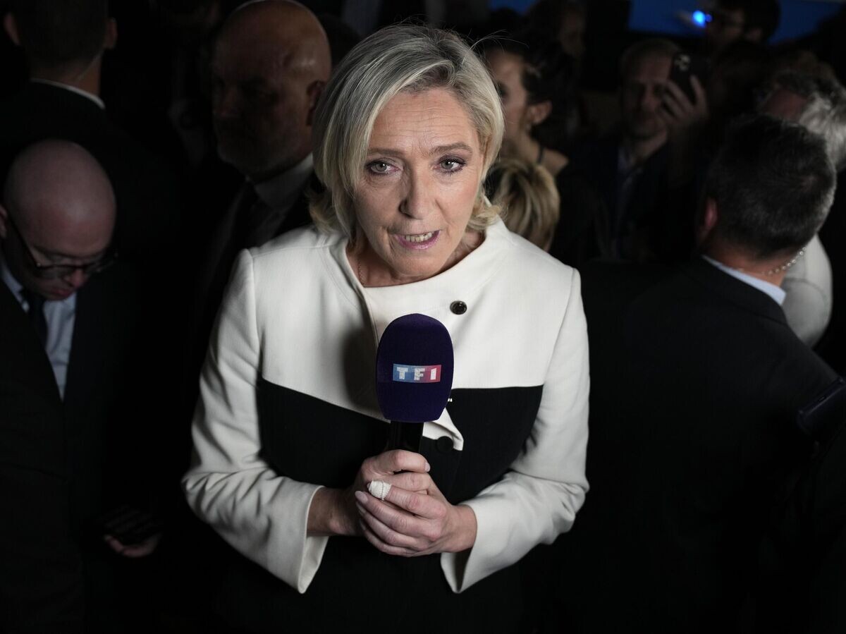    Лидер партии "Национальное объединение" Марин Ле Пен выступает в эфире телеканала после второго тура выборов в Национальное собрание Франции© AP Photo / Louise Delmotte