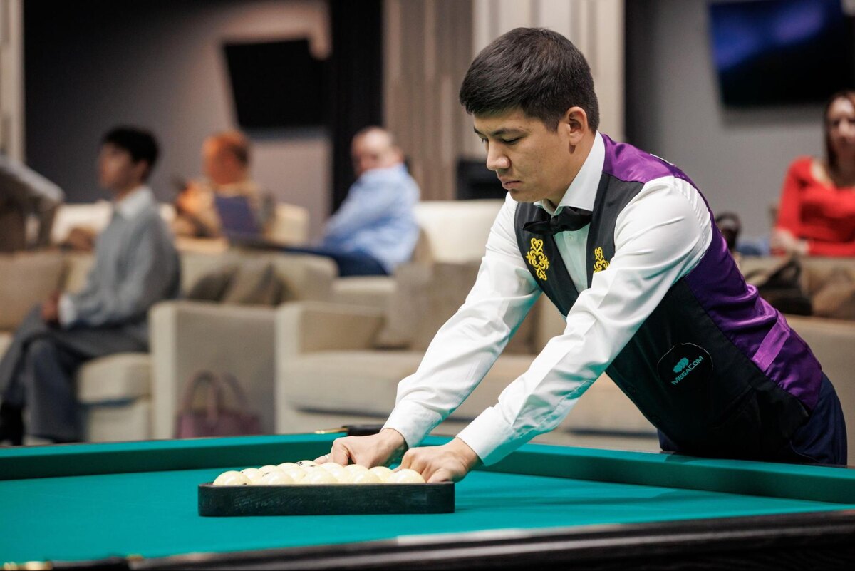 Подпись: Участник турнира постоянно анализирует, какая позиция будет наиболее подходящей для следующего удара.