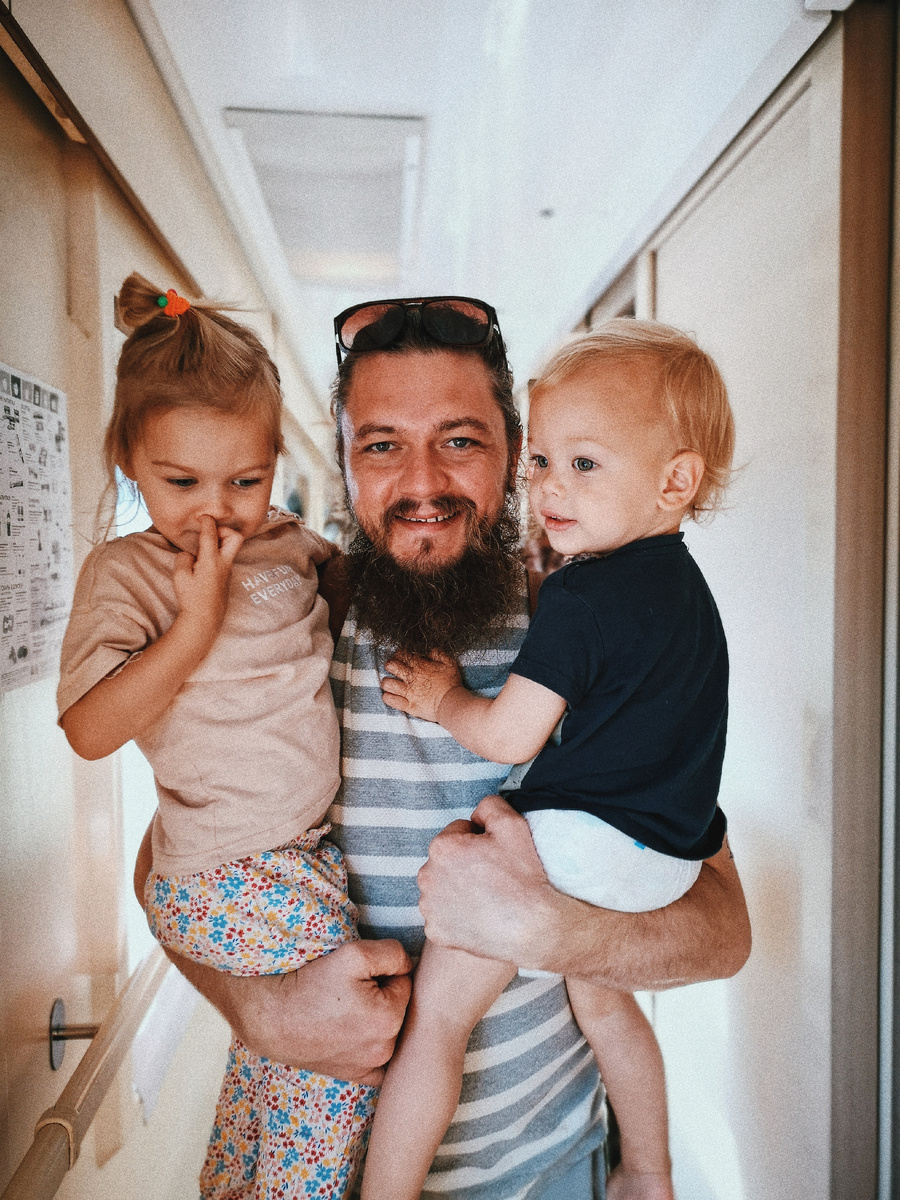 У нас так сложилось, что я укладываю младшего ребенка, а Олег в это же время - старших