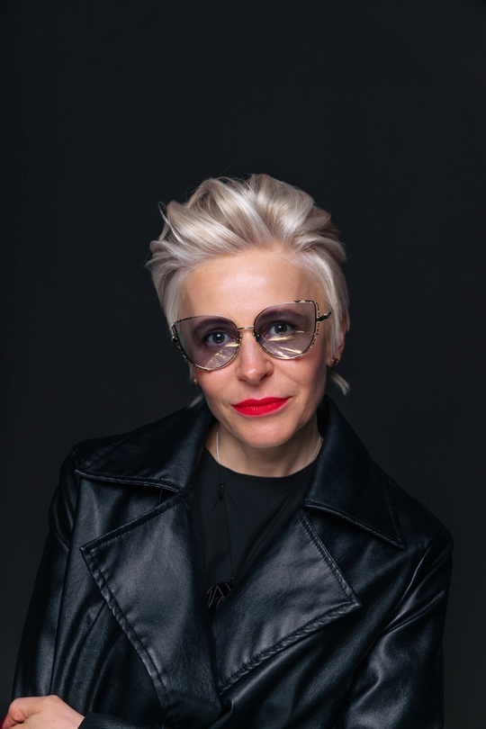 Коротка женская стрижка UP STYLE  в технике DEMETRIUS