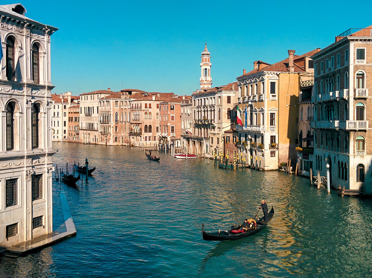 Первая картинка, которая возникает в голове при слове «Венеция» — это венецианская гондола и гондольер в шляпе и тельняшке, распевающий итальянские песни