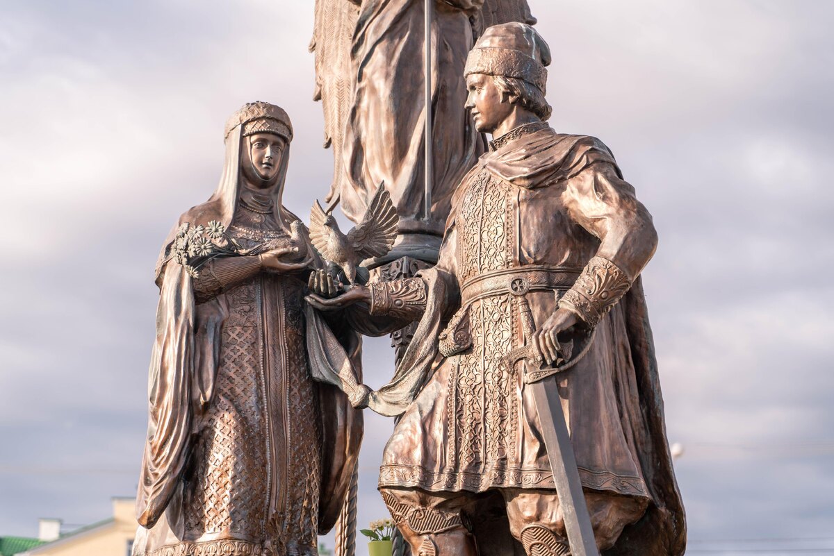    Памятник Петру и Февронии в Чебоксарах, фото: Zoonar GmbH / Alamy via Legion Media