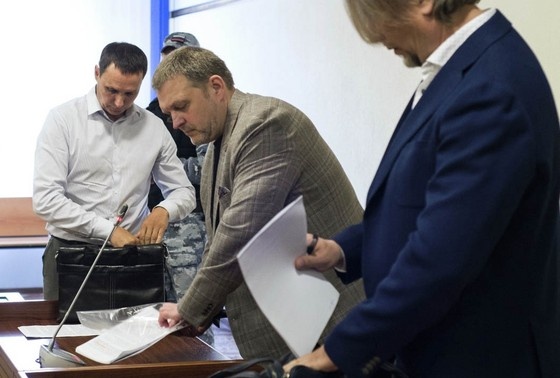    Бывший губернатор Кировской области Никита Белых (в центре) на заседании Кировского областного суда