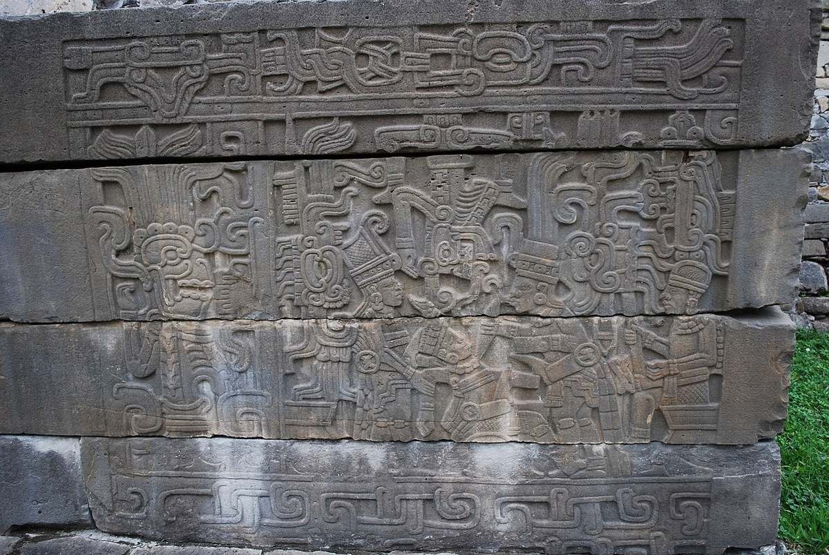 "Прочитала, что тлачтли — это спортивная игра, распространённая среди народов доколумбовской Мезоамерики. Игра появилась не позднее 1400 года до н. э.