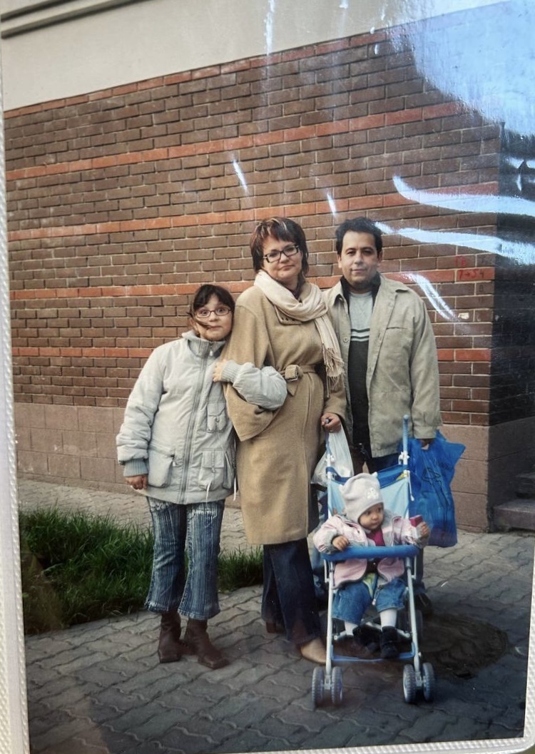 Родители, я (слева) и младшая сестра (в коляске)