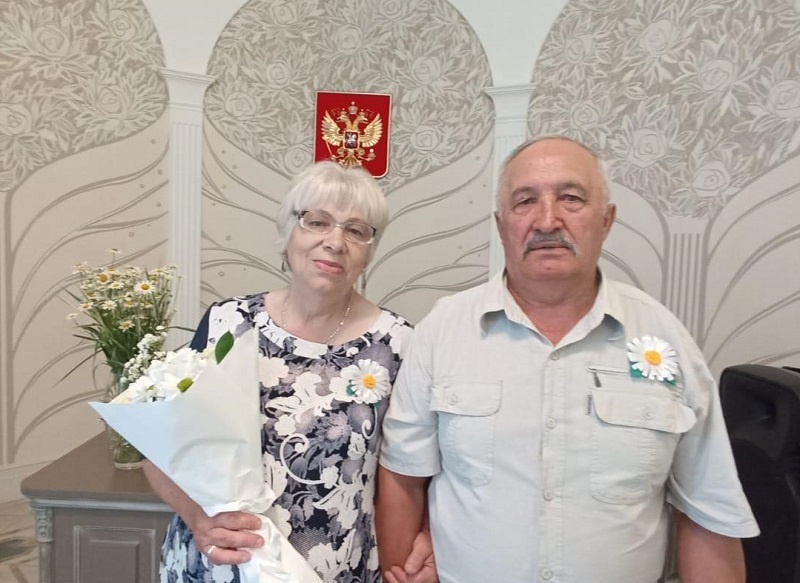    На фотографии - семья Александра Алексеевича и Людмилы Владимировны Косаревых