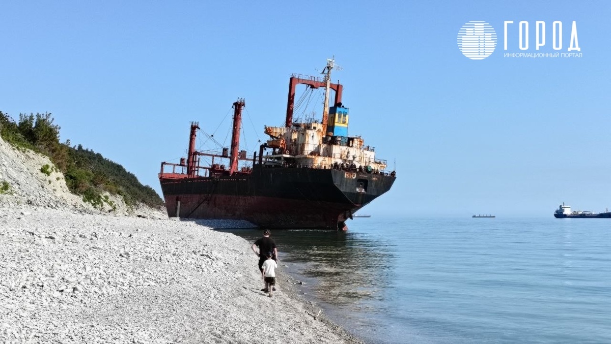 Туристы возвращались в Геленджик от сухогруза "Рио" (фото: "Город") 