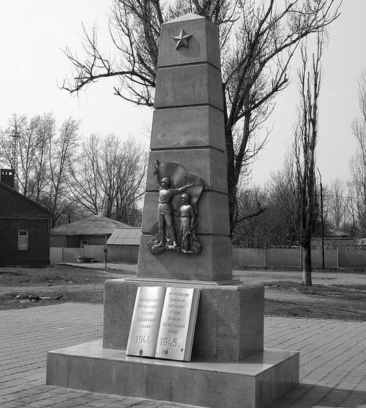 Памятник учителю в иркутске. Памятник первокласснику в ростове на дону. Памятник портфелю. Проекты в школе памятники. Проекты в школе памятники.