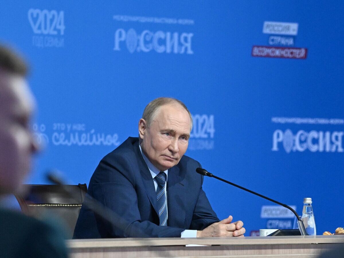    Президент РФ Владимир Путин на встрече с финалистами конкурса "Это у нас семейное" на ВДНХ© РИА Новости / Алексей Майшев