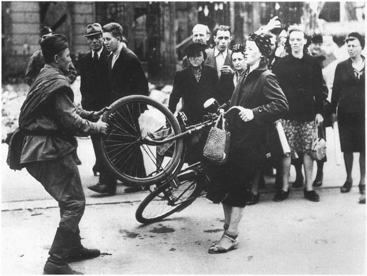 Всем известное фото борьбы за велосипед. Советский солдат тянет его с одной стороны (причем почему-то за колесо), а с другой – жительница Берлина.