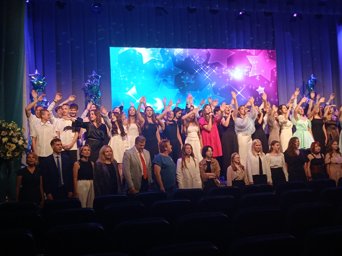 Кадр из дня вручения аттестатов. Школа сына